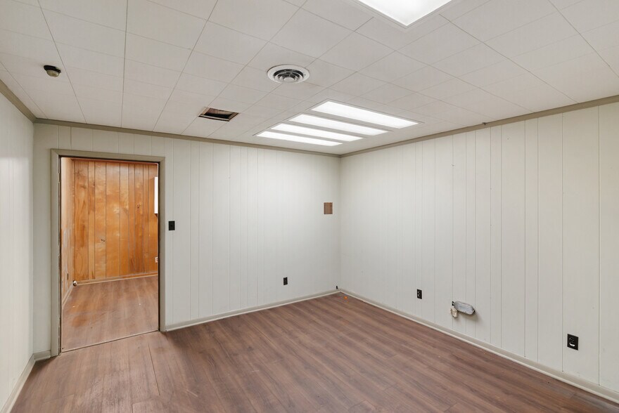 More Photos Of 4000 Memorial Blvd, Springfield Freestanding For Sale