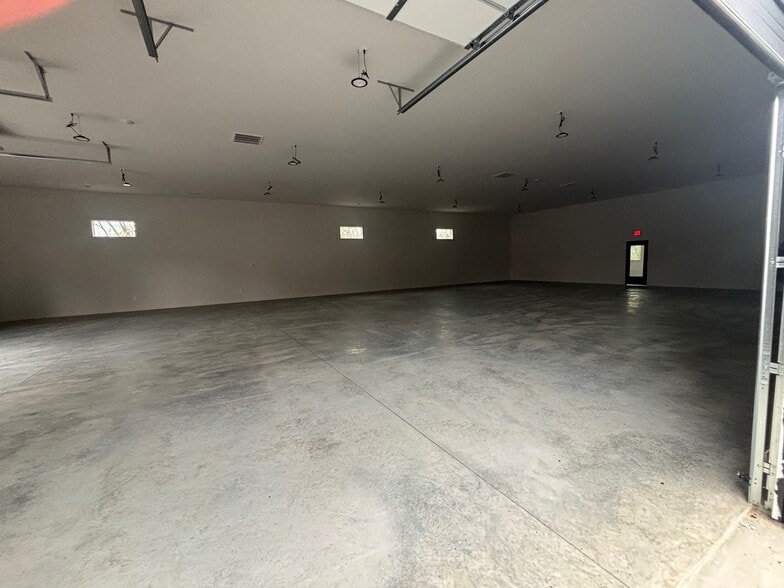 More Photos Of 136 Shivel Dr, Hendersonville Flex For Lease