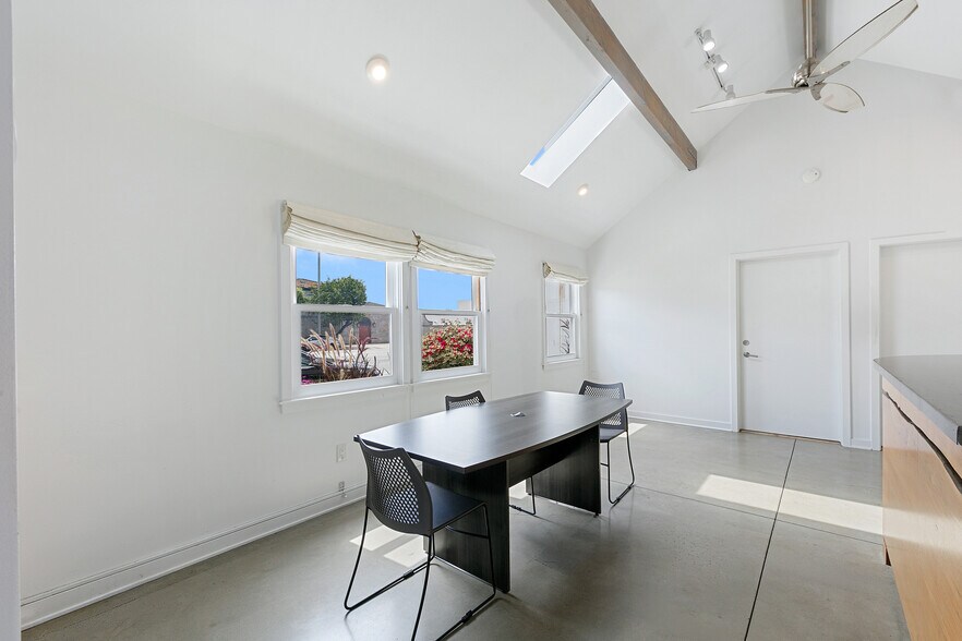 More Photos Of 22467 Pacific Coast Hwy, Malibu Freestanding For Sale