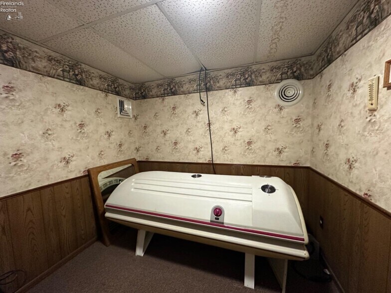 More Photos Of 9 Herrick Aly, Monroeville Freestanding For Sale