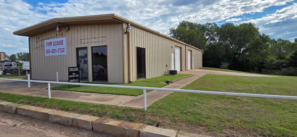 Primary Photo Of 5716 I-35 Industrial Blvd, Edmond Service For Lease