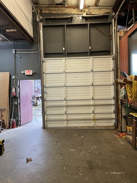 More Photos Of 2533 Westlake Ave N, Seattle Warehouse For Lease