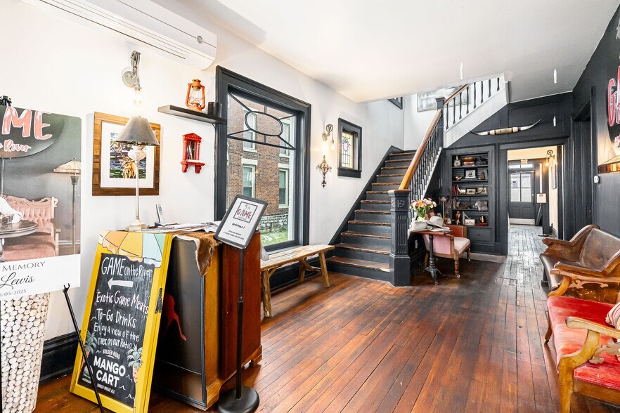 More Photos Of 117 E Riverside Dr, Jeffersonville Restaurant For Lease