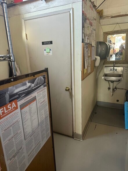 More Photos Of 91130 Donna Rd, Springfield Convenience Store For Sale