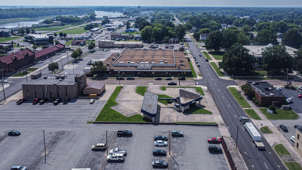 More Photos Of 325 Washington St, Paducah Bank For Lease