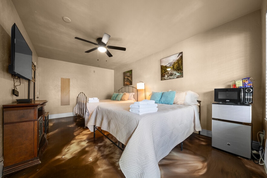 More Photos Of 215 S Pine Ave, Ocala Hotel For Sale