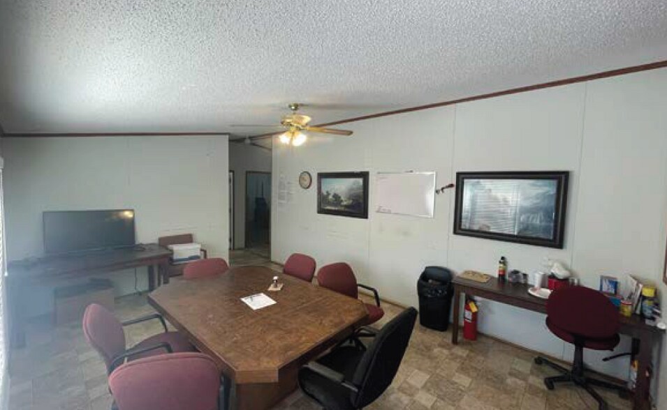 More Photos Of 255 Oak St, Hooks Office For Lease