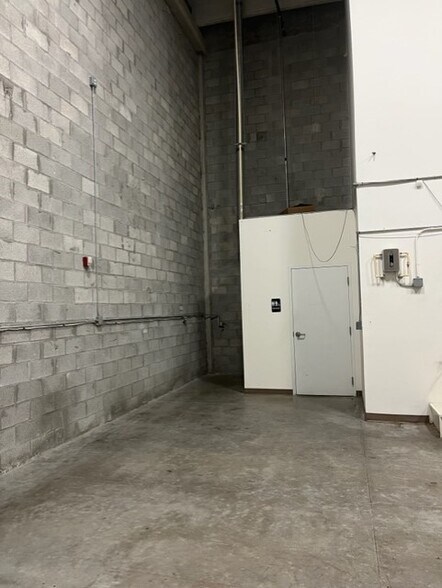 More Photos Of 10893 NW 17th St, Miami Service For Lease