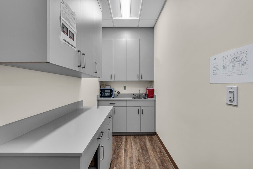 More Photos Of 500 Park Ave, Manalapan Township Medical For Lease