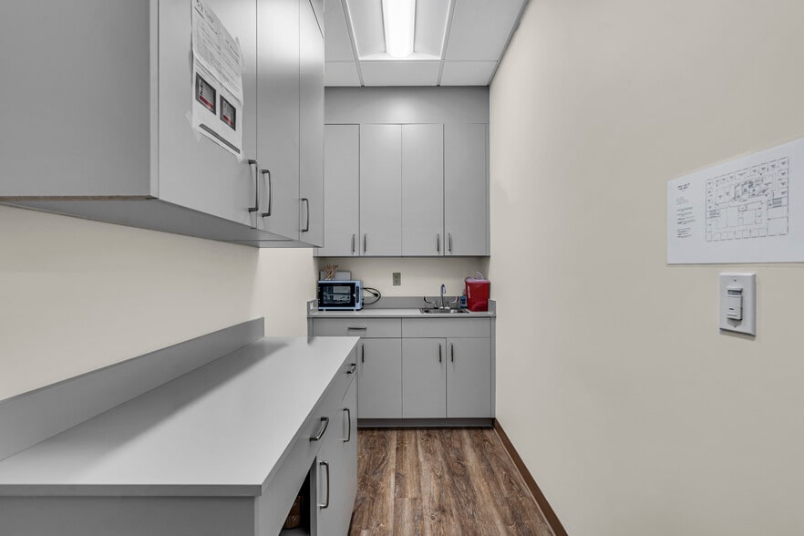 More Photos Of 500 Park Ave, Manalapan Township Medical For Lease