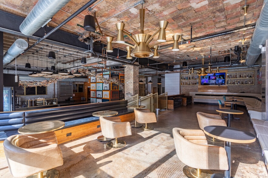 More Photos Of 312 W Chestnut St, Chicago Hotel For Lease