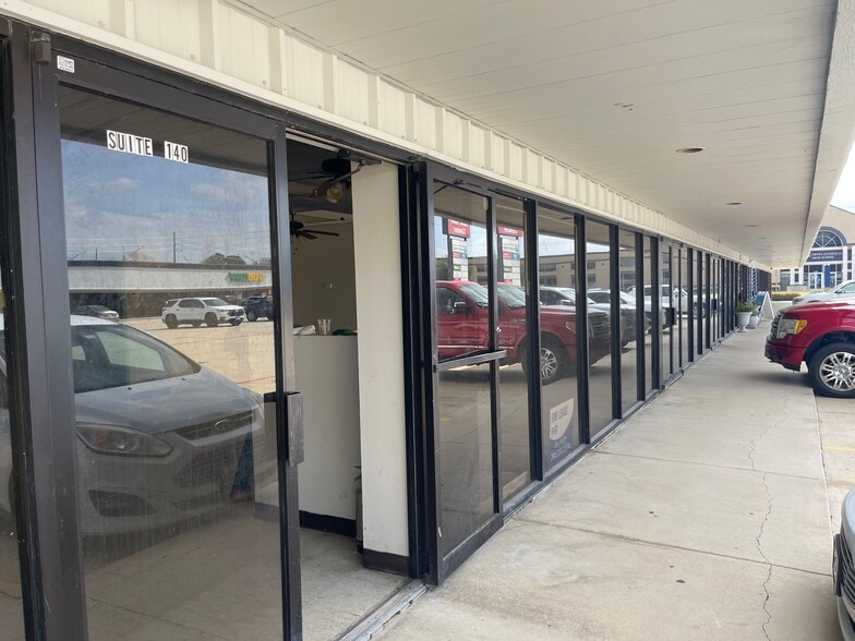 More Photos Of 701 E Main St, Tomball Storefront For Lease