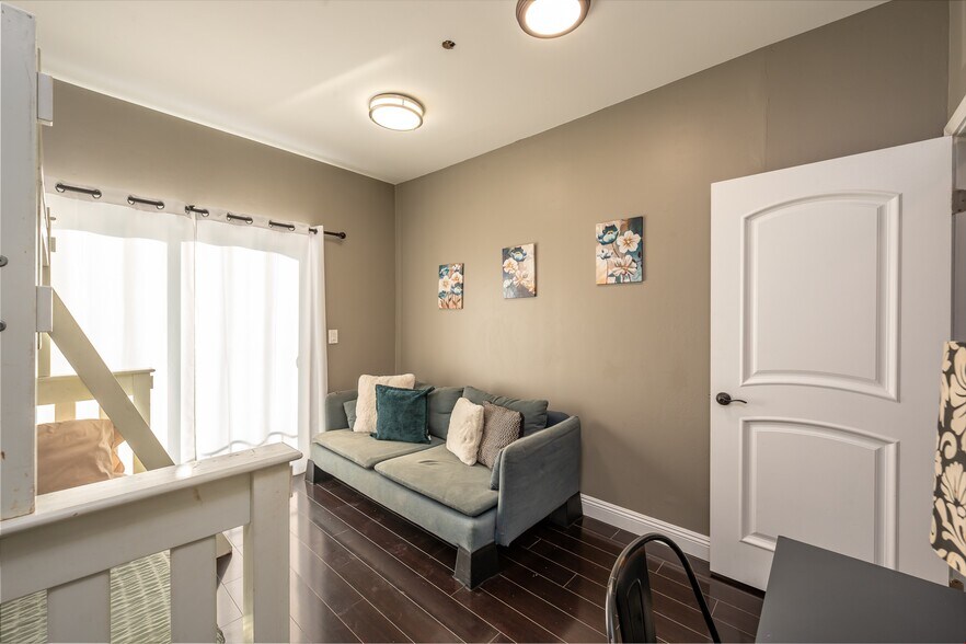 More Photos Of 4741 Point Loma Ave, San Diego Storefront Retail Residential For Sale