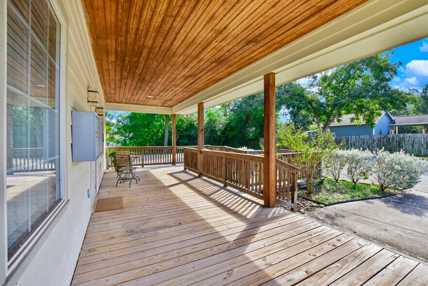 More Photos Of 21325 Eva St, Montgomery Office For Lease
