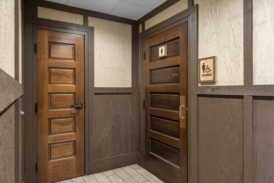 More Photos Of 1445 Center Dr, Medford Restaurant For Lease