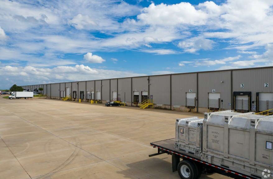 More Photos Of 8121 Mid America Blvd, Oklahoma City Distribution For Lease