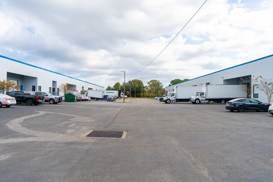 More Photos Of 5501-5519 Pioneer Park Blvd, Tampa Unknown For Lease