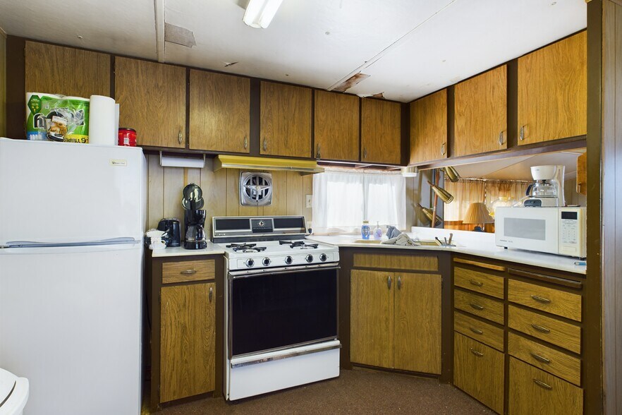 More Photos Of 213and 233 Main st, Roy Restaurant For Sale