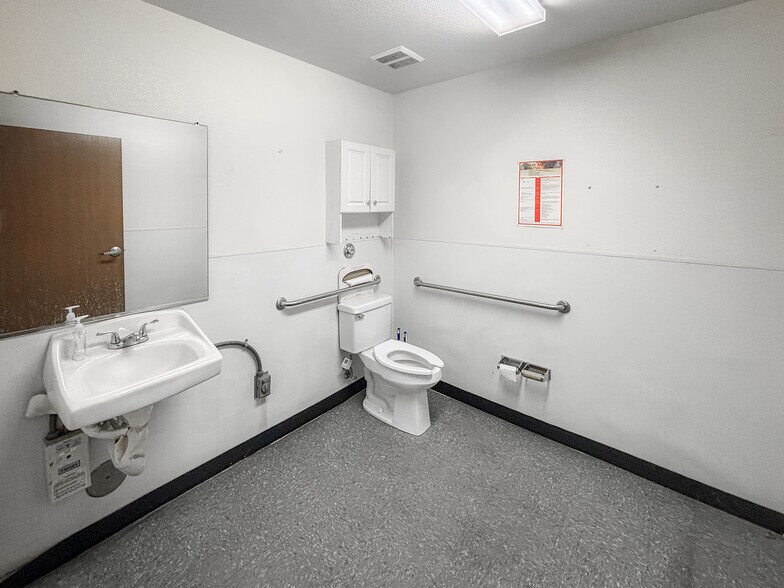 More Photos Of 4340 E Alexander Rd, Las Vegas Warehouse For Lease