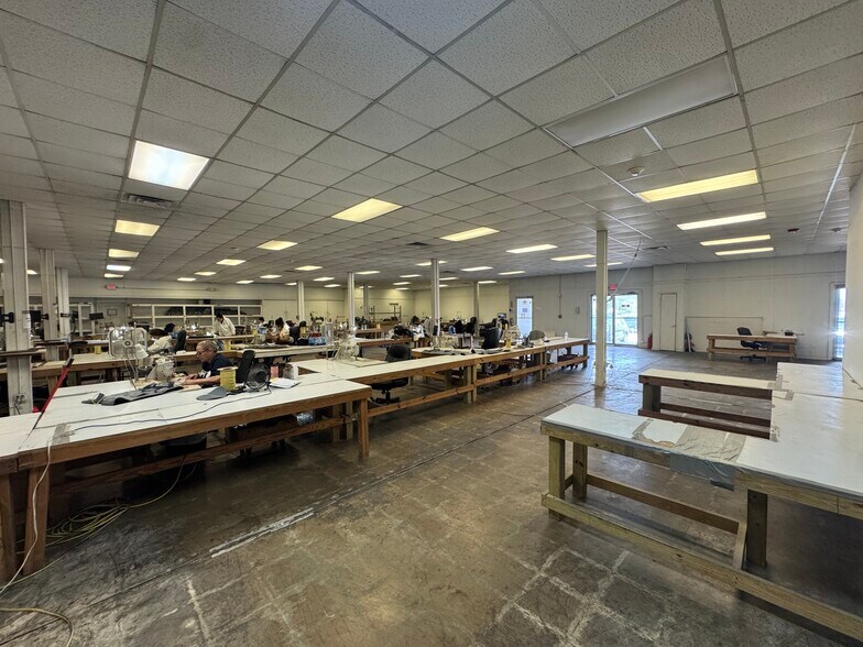 More Photos Of 1050 Detroit Ave, Nederland Distribution For Lease