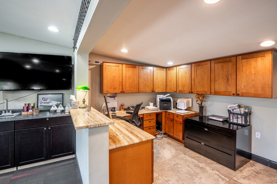 More Photos Of 12525 SW Main St, Tigard Storefront Retail Office For Lease