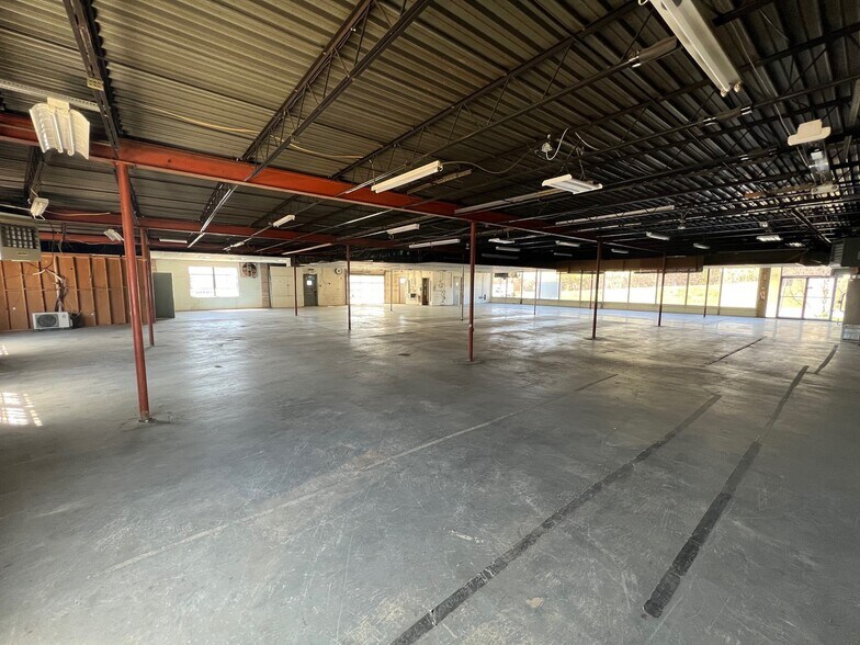 More Photos Of 8913-8915 Brookville Rd, Silver Spring Warehouse For Lease