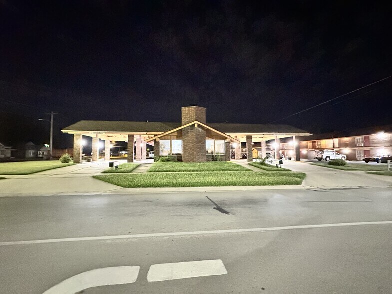 More Photos Of 14 N State St, Iola Hotel For Sale