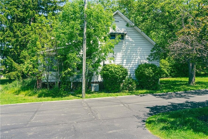 More Photos Of 21950 Euclid Ave, Euclid Office For Sale