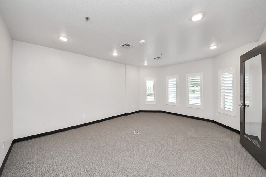 More Photos Of 6536 Greatwood Pky, Sugar Land Office For Sale