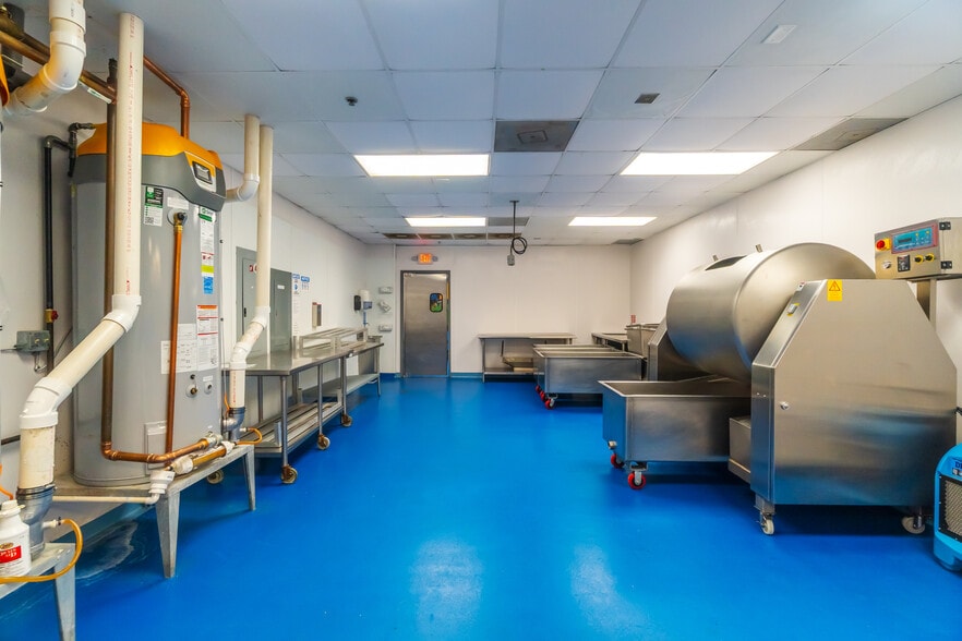 More Photos Of 1907 Gateway Blvd, Charlotte Warehouse For Sale