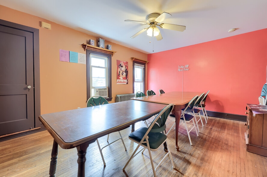 More Photos Of 157 E Broadway, Red Lion Restaurant For Sale