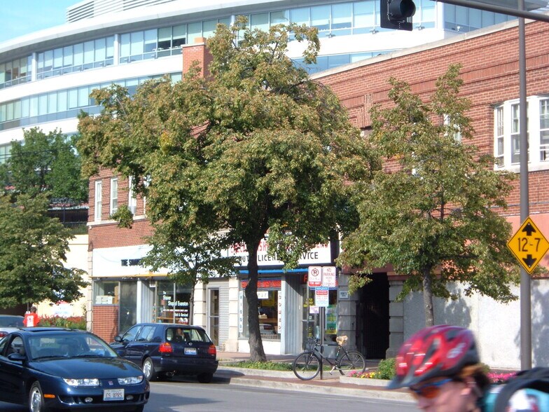 More Photos Of 927 Davis St, Evanston General Retail For Lease