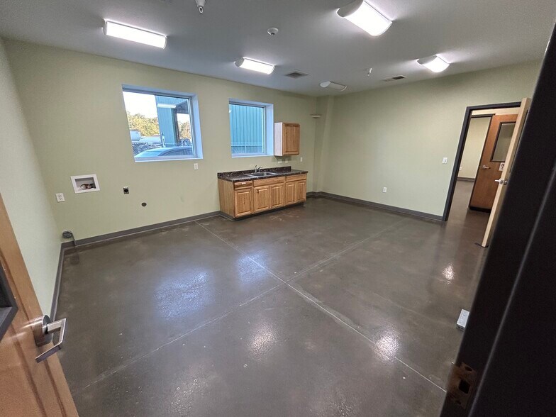 More Photos Of 140 Grove Ct, Healdsburg Manufacturing For Lease