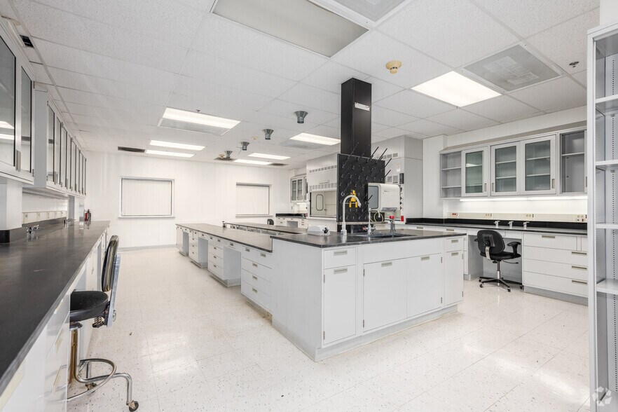 More Photos Of 6411 Beckley St, Baltimore Research And Development For Lease