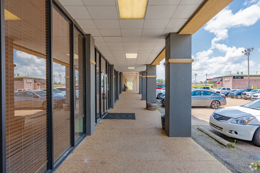 More Photos Of 5750 I 55 South, Byram Storefront For Sale