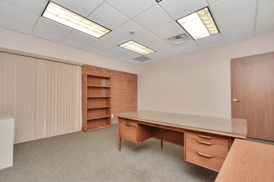 More Photos Of 1500 W Highway 6, Alvin Truck Terminal For Lease