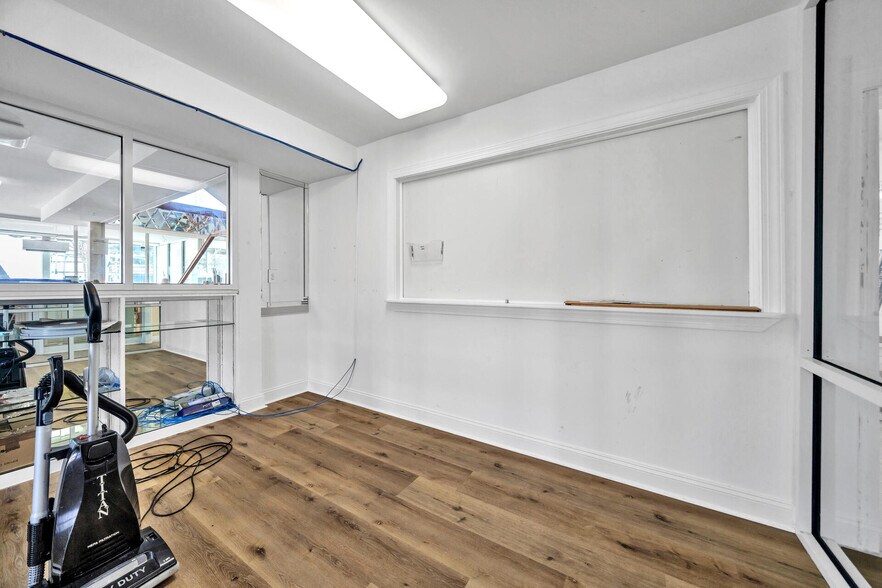 More Photos Of 639 Harbor Blvd, Destin Showroom For Lease