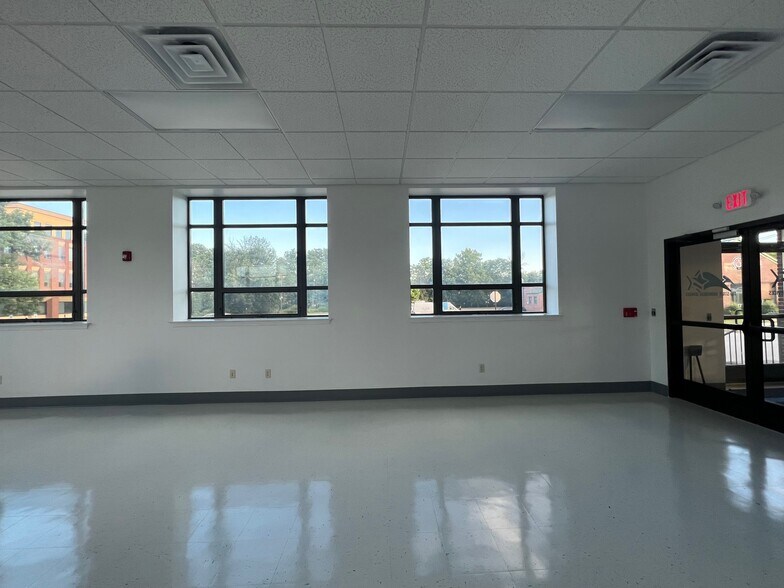 More Photos Of 181 E Stiegel St, Manheim Warehouse For Lease