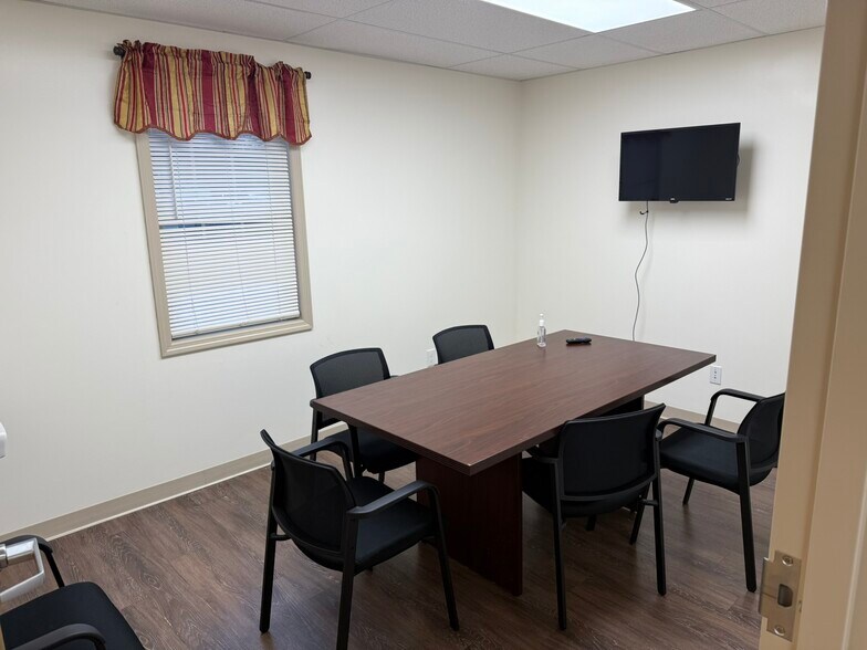 More Photos Of 2 Emma Ln, Clifton Park Medical For Lease
