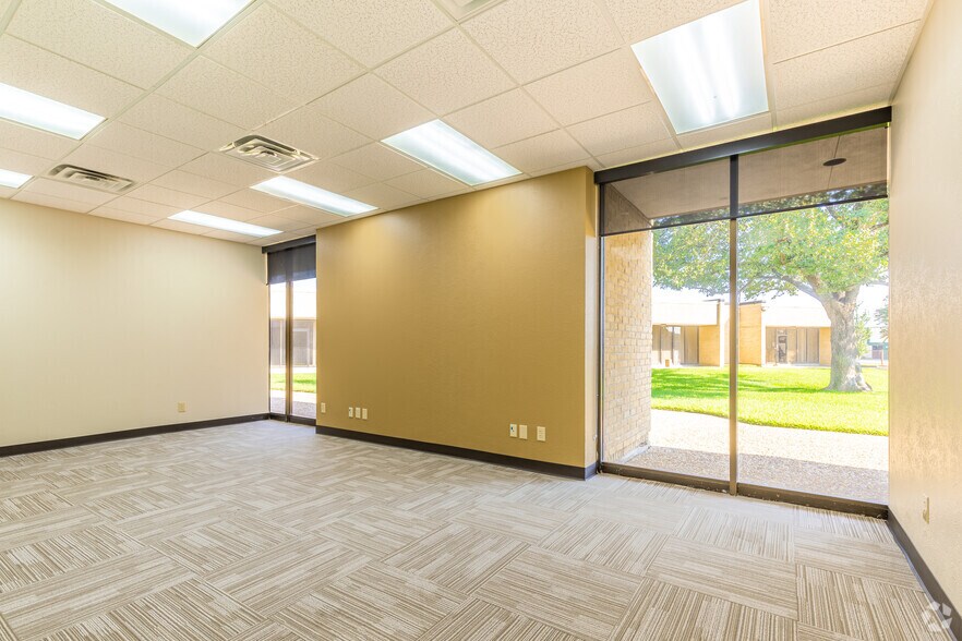 More Photos Of 2012 E Randol Mill Rd, Arlington Office For Lease