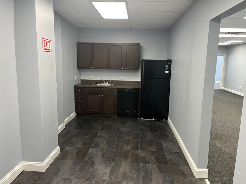 More Photos Of 34 Woodland Rd, Roseland Office For Lease