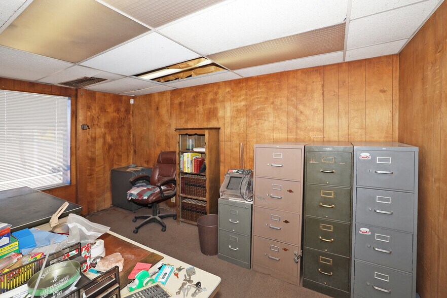 More Photos Of 1841 S Bolton St, Amarillo Auto Repair For Sale