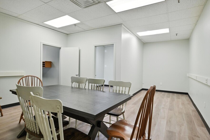 More Photos Of 4 Open Square Way, Holyoke Showroom For Lease