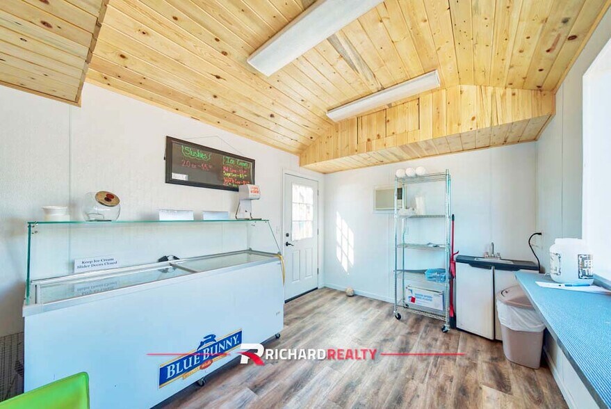 More Photos Of 12 Boysen Marina Rd, Shoshoni Marina For Sale