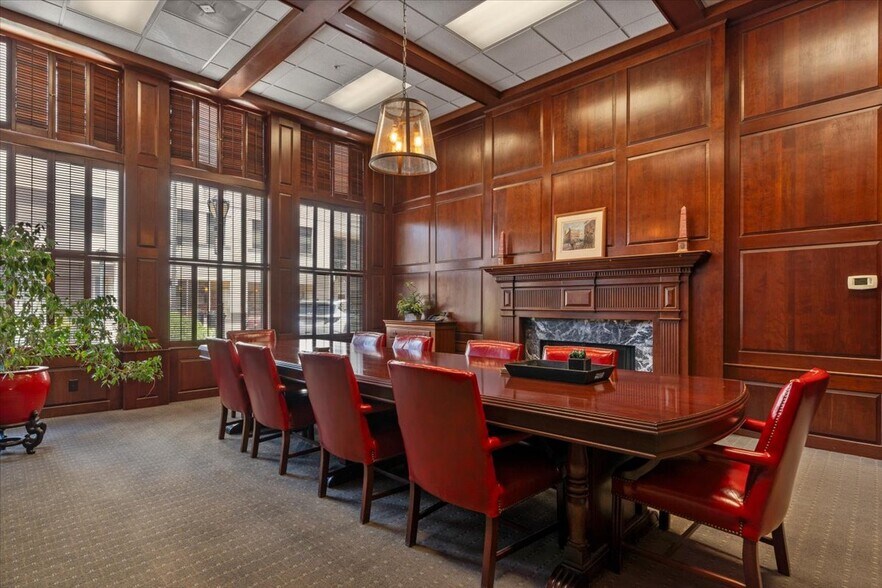 More Photos Of 200 S 6th St, Springfield Office For Lease