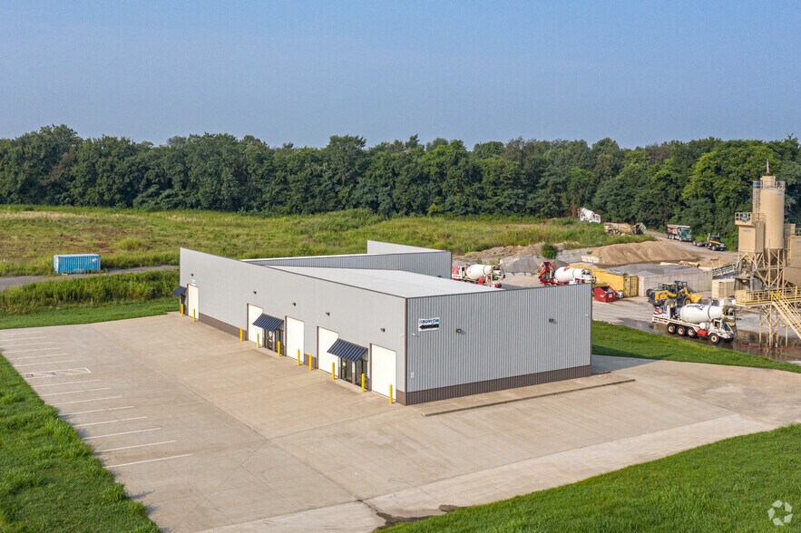 More Photos Of 1050 International Blvd, Clarksville Warehouse For Lease