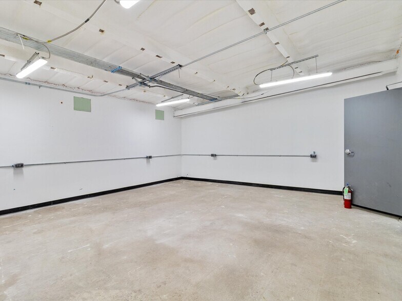 More Photos Of 700 N Main St, Lexington Warehouse For Lease