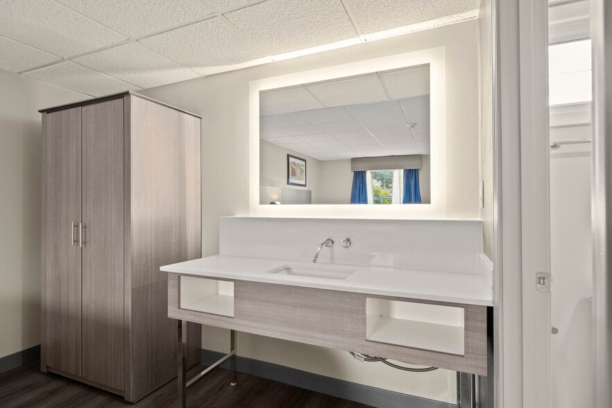 More Photos Of 455 Kennedy Memorial Dr, Waterville Hotel For Sale