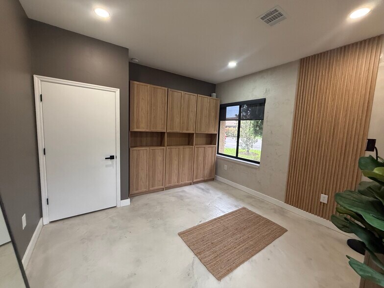 More Photos Of 7029 S Tamiami Trl, Sarasota Office For Lease