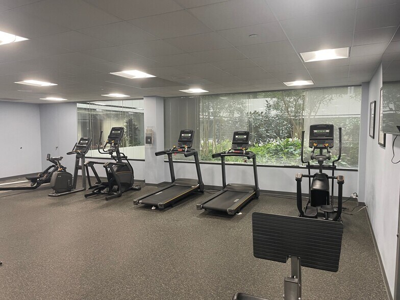 More Photos Of 40 Shuman Blvd, Naperville Office For Lease